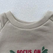 Ensemble jogging Focus on Flower